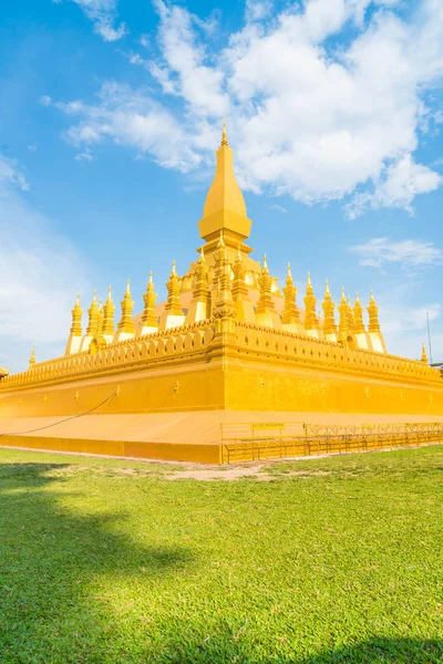 Hermosa arquitectura en Pha That Luang, Vientiane, Laos . — Foto de Stock