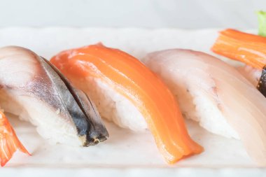 Ham ve taze nigiri suşi beyaz plaka 