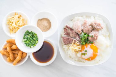 domuz eti ve yumurta ile pirinç lapası