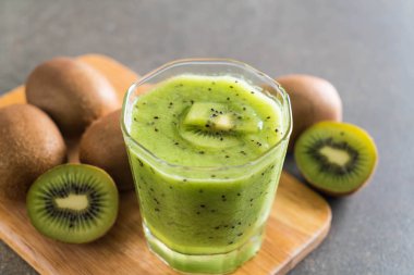 Sağlıklı taze kivi smoothie cam