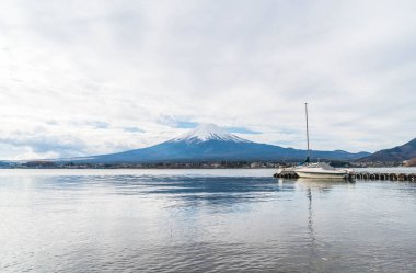 Japonya 'daki Kawaguchiko Gölü' nde Fuji Dağı..