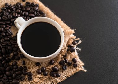 Kahve fincanı ve fasulye