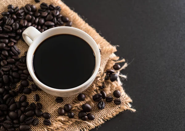 Kahve fincanı ve fasulye