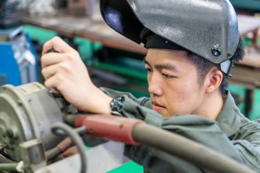 Elektrik mühendisi bir robot makine ile çalışma