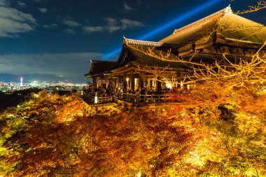 Sonbahar gece ışık saçtığını Kiyomizu-dera Tapınağı ve büyük vera