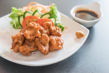 kızarmış piliç tonkatsu sos ile