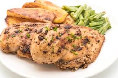 Izgara tavuk, patates ve sebze pişmiş biftek