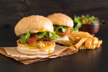 Ev yapımı taze lezzetli burger Close-Up 