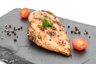 Kayrak plaka üzerinde ızgara tavuk fileto