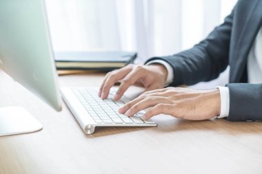Yakın çekim el bilgisayarı kullanan iş adamı