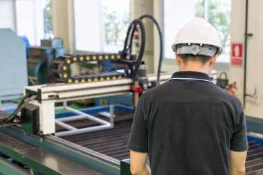 Elektrik mühendisi bir robot makine ile çalışma