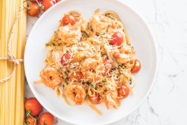 Spagetti karides, domates, fesleğen ve peynir ile 