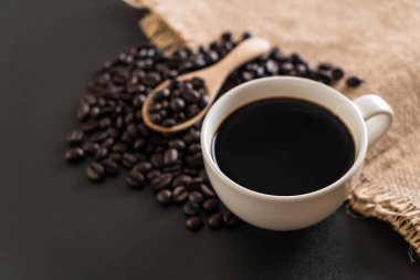 Kahve fincanı ve fasulye