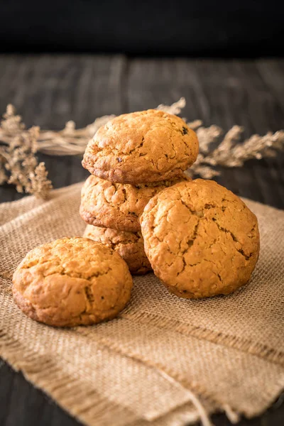 yulaf ezmesi kuru üzüm kurabiyeleri ahşap üzerine