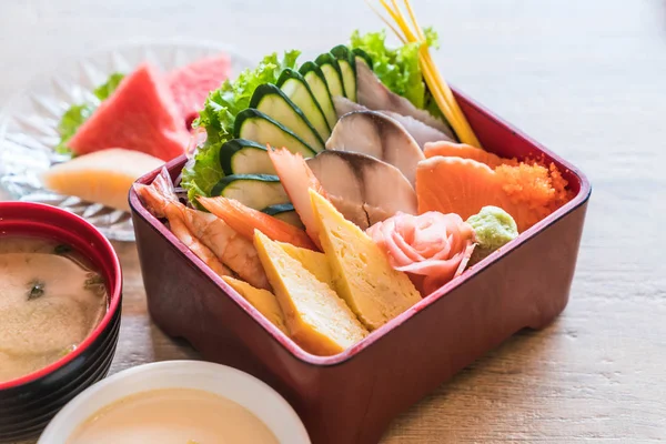 Pirinç bento kutusunda Ham taze sashimi