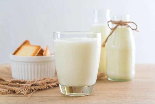 Vaso de leche fresca — Foto de Stock