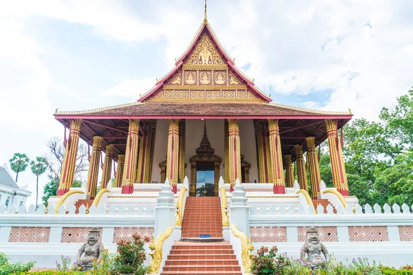 Belle architecture au temple Haw Phra Kaew — Photo