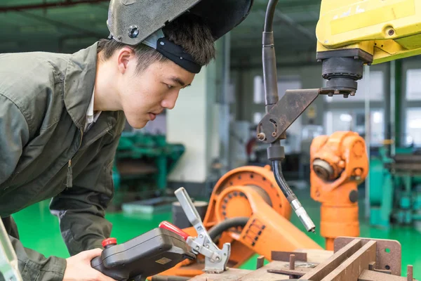 Elektrik mühendisi bir robot makine ile çalışma