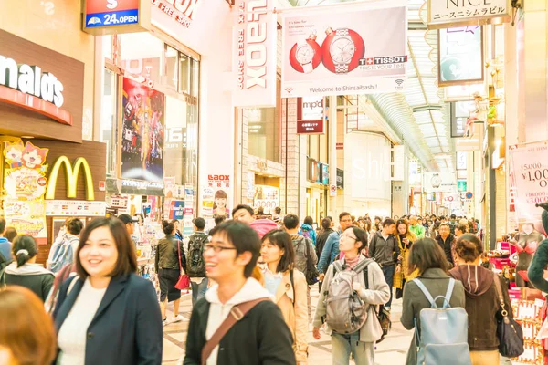 Osaka, Japonya - 19 Kasım 2016: Bir grup insan shopp için yürüyüş