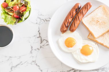 sosis ve ekmek ile kızarmış yumurta