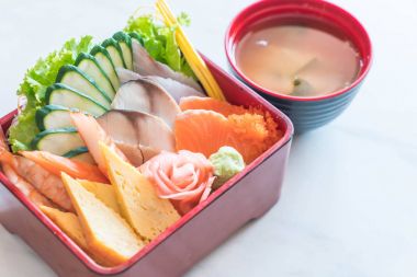 Pirinç bento kutusunda Ham taze sashimi