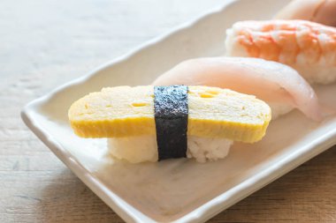 Ham ve taze nigiri suşi beyaz plaka 
