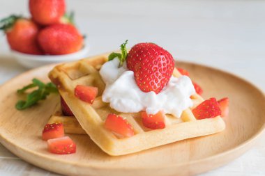 ahşap üzerine çilek ile waffle