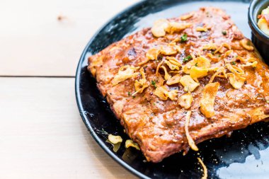 Izgara kaburga domuz barbekü sosu ile