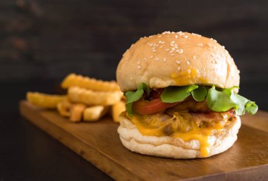 Ev yapımı taze lezzetli burger Close-Up 