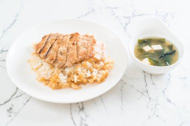 Teriyaki domuz miso çorbası ile tepesinde pirinç