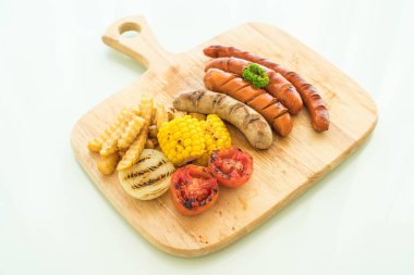 ızgara sosis mix sebze ve patates kızartması ile