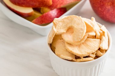 Kurutulmuş elma cips