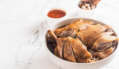 pot demlenmiş Ördek sosu ve ingradients ile