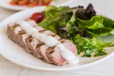 Tuna biftek salatası ile