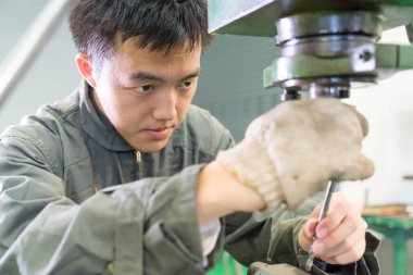 Elektrik mühendisi bir robot makine ile çalışma