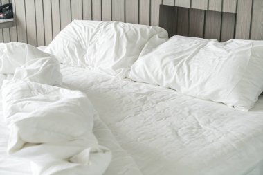 Beyaz dağınık yastık dekorasyonu yatak ile buruşuk yatak 