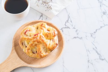 Yengeç sopa ekmek ile