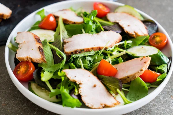 Karışık ızgara tavuk salatası