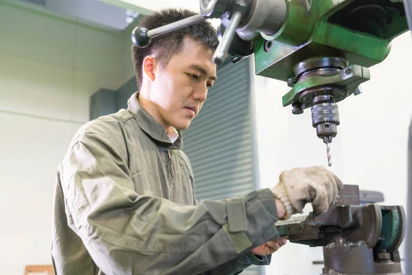 Elektrik mühendisi bir robot makine ile çalışma