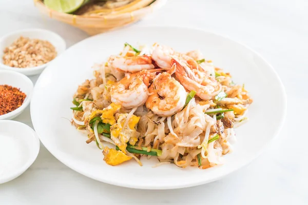 Thai gebratene Nudeln "Pad Thai" mit Garnelen — Stockfoto