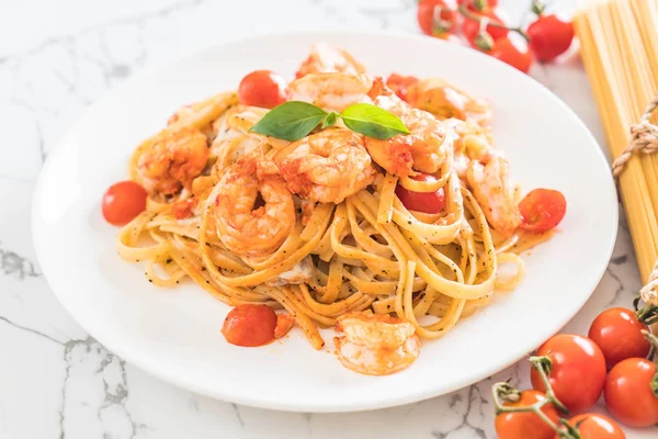 Spaghetti met garnalen, tomaten, basilicum en kaas — Stockfoto