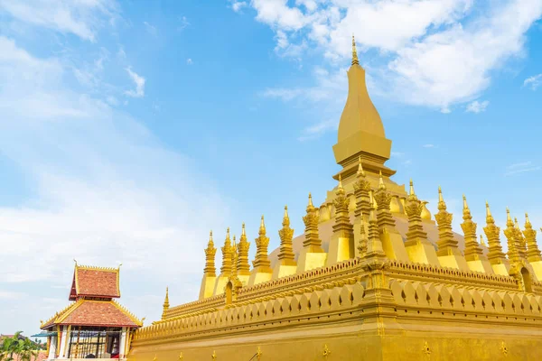 Krásná architektura v Pha že Luang, Vientiane, Laos. — Stock fotografie