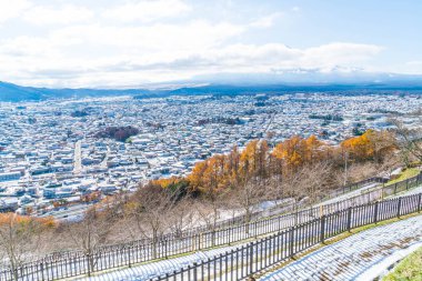 Kawaguchiko şehir manzarası ile kar 