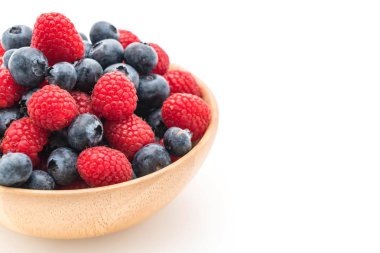 taze yaban mersini ve rasberry beyaz