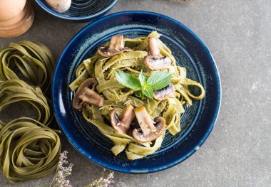 Mantarlı ıspanak fettuccine