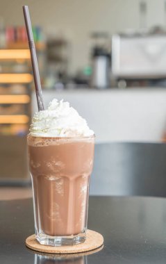 Kremalı çikolatalı milkshake.