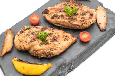 Kayrak plaka üzerinde ızgara tavuk fileto