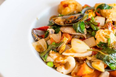 tavada kızartılmış Baharatlı deniz mahsulleri spagetti