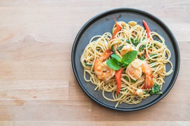 karides tavada kızartılmış acılı spagetti 