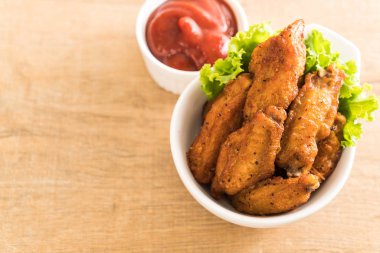 Kızarmış tavuk kanadı.